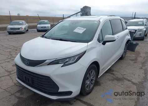 2021 Toyota Sienna Le z USA, uszkodzony, nr VIN 5TDBSKFC5MS023843